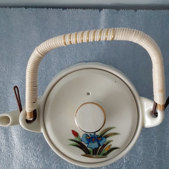 **VINTAGE- Japanese Kutani Porcelain Tea Pot with Vinyl Wrapped Bamboo Handle - Picture 2 of 9